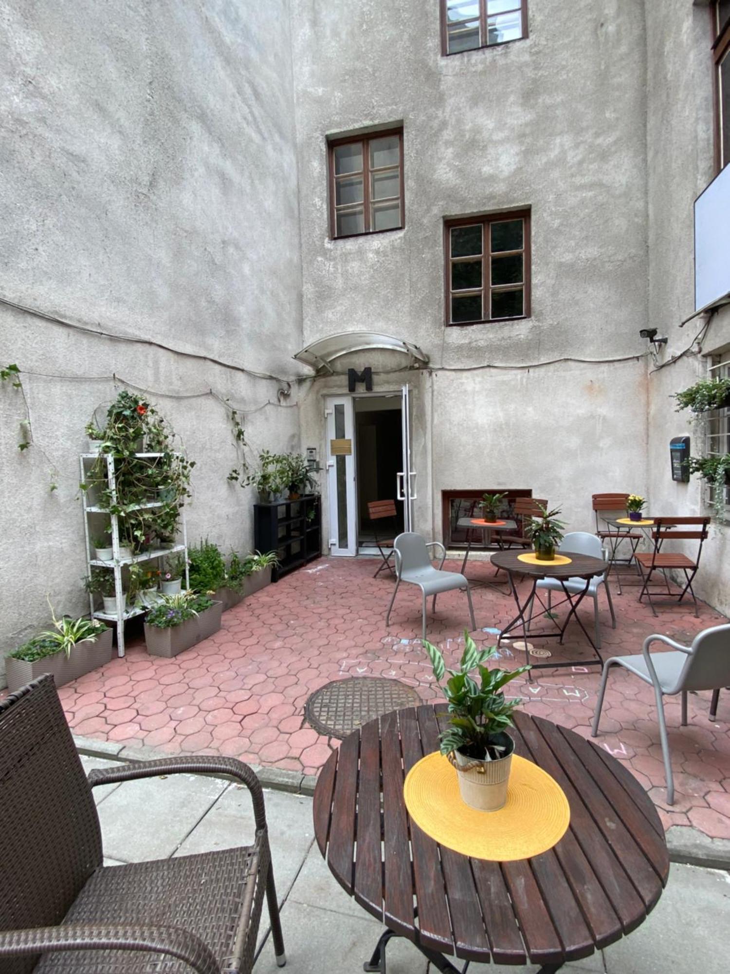 Hostal Art Space *